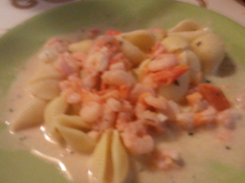 Pâtes aux crevettes et basilic traditionnelles