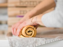Pour vos gâteaux roulés à la place de la génoise, Christophe Michalak livre sa recette de biscuit façon pâte à choux