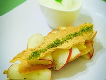 Tuiles (sans gluten) lemon curd, nectarines et sorbet basilic