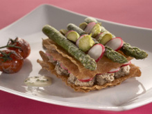Millefeuille de bricks au caviar d'aubergine et asperges vertes