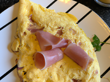 Omelette à la crème de gruyère et au jambon