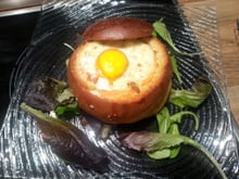 Œuf cocotte sur son nid de brioche au saumon