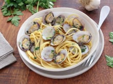 Spaghetti aux palourdes, cabillaud à la moutarde, gratin de pommes de terre aux poireaux : le menu de la semaine du 4 au 8 avril