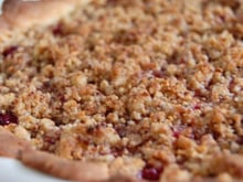 Tarte rhubarbe & framboises et son crumble au pralin