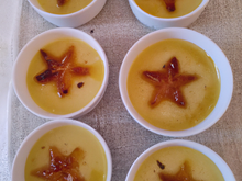 Crème brûlée aux poires en forme d'étoiles