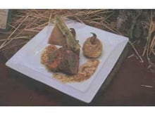 Carré d'agneau du Poitou Charente roulé au  boulgour, croustillant à la confiture d'échalions, risotto couscous-champignons, jus  tranché à l'aillet