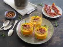 Une recette légère et festive pour débuter le repas de Noël : des verrines de velouté de butternut au jambon croustillant faciles à faire !