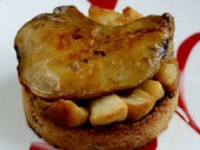 Foie gras sur crumble pain d'épices et lit de pommes