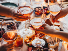 L’éternel débat de l’été : faut-il oui ou non mettre des glaçons dans son verre de rosé ?