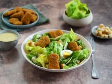 Vous allez adorer cette recette de salade césar aux nuggets végétaux