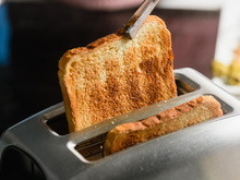 “Faire griller son pain, c'est bien mais…” ce médecin met en garde contre ce mauvais usage qui peut être dangereux pour la santé