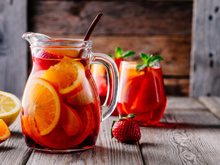 Plus légère et rafraîchissante, la sangria au cidre est le nouveau cocktail qu’on va adorer siroter tout l’été !