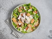 Ce bowl salade Caesar hyperprotéiné et frais vous suivra partout cet été