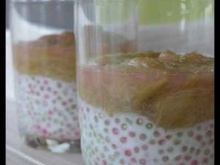 Verrines perlées de coco sous un lit de rhubarbe