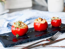 Oubliez le riz et testez cet ingrédient inattendu pour garnir vos tomates farcies