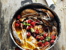 Pancake aux framboises, au chocolat blanc et à la menthe