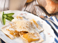 “Ne pas les cuire dans de l’eau” : Cyril Lignac dévoile son astuce et sa recette pour de délicieux ravioles à la courge