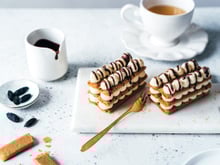 Millefeuilles ganache vanille-tonka aux crêpes dentelle nature