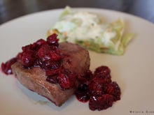 Pavé de cerf sauce aux griottes et gratin de ravioles aux girolles et au chèvre