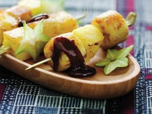 Ethnique : brochettes ananas-banane rôties aux épices