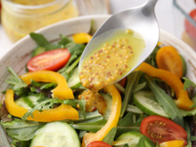 "Trouver la vinaigrette parfaite peut sembler difficile" : une diététicienne partage ses conseils pour choisir la sauce idéale pour sublimer vos salades !