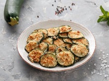 L'accompagnement parfait pour vos grillades : ces rondelles de courgettes croustillantes au parmesan vont voler la vedette à la viande !