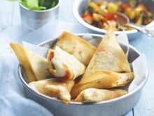 Samossas aux légumes grillés, épices douces et bûche de chèvre Chavroux®