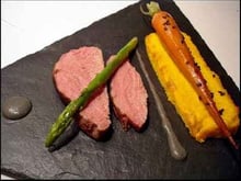 Carottes nouvelles, filet de veau du Limousin basse température, et jus au sésame noir