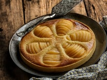 Laurent Mariotte revisite les poires au vin avec sa tarte gourmande et épicée