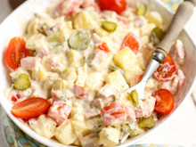 Salade piémontaise : comment préparer à la perfection cette recette incontournable de l'été à base de jambon et pommes de terre ?