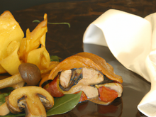 Papillote de mignon de porc farci à la tomme, sauge et girolles