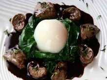 Poêlée d'abats de lapin et œuf poché au serpolet