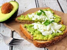 Tartines à l'avocat et à l'œuf