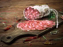 Faut-il systématiquement retirer la peau du saucisson ? Ce médecin donne sa réponse