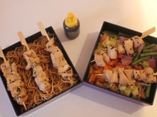 Brochettes de poulet mariné et ses petits légumes