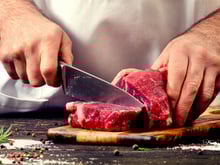 Ce morceau de bœuf que votre boucher ne met jamais en vitrine… et pourtant c’est l’un des meilleurs