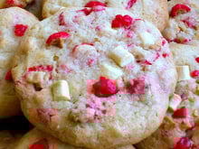 Déclarez votre amour avec cette recette de cookies de Saint-Valentin aux pralines roses et chocolat blanc