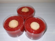 Compote pommes fraises et macarons minute