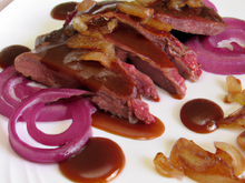 Magret de canard et sa sauce au miel et oignons rouges