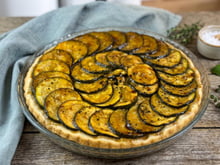 Oubliez les quiches classiques avec cette tatin de courgettes ultra gourmande à la burrata