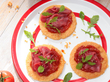 Tartine fine au parmesan, carpaccio de bœuf et ketchup à la sauce Tabasco® rouge