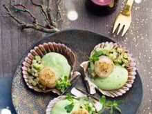 Saint-Jacques à la crème persil-cerfeuil, fraîcheur concombre à l’huile de noisettes et aneth