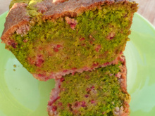Cake au thé matcha et framboises fraîches sans gluten