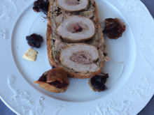Roulé de veau au roquefort et aux pruneaux sur toast de pain d'épice