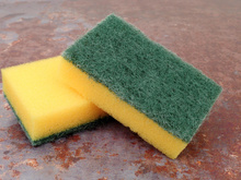 Voici le geste à adopter pour éviter que votre éponge devienne un nid à bactéries