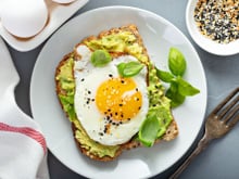 Tous en cuisine : Cyril Lignac partage sa recette d’avocado toast frais et gourmand