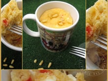 Mug cake poivron, féta, pignons