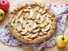 “Délicieuse et tellement vite faite” : la tarte rustique aux pommes et noisettes que tout le monde adore