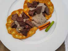 Lamelles d'agneau au yaourt miellé et galettes de navets