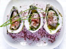 Huîtres snackées au jambon de Bayonne, vierge de ciboulette à l’huile de truffe